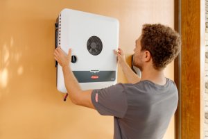 Fronius GEN24 Plus SC hybridinverter under installation