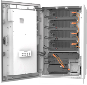 A look inside Huawei’s hybrid-cooled battery storage system: depending on size, 2 to 4 battery modules are installed above the PCS – complemented by extensive safety features.