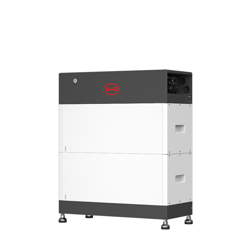 BYD Battery-Box HVS+ Hochvoltspeicher mit BCU und gestapelten Batteriemodulen