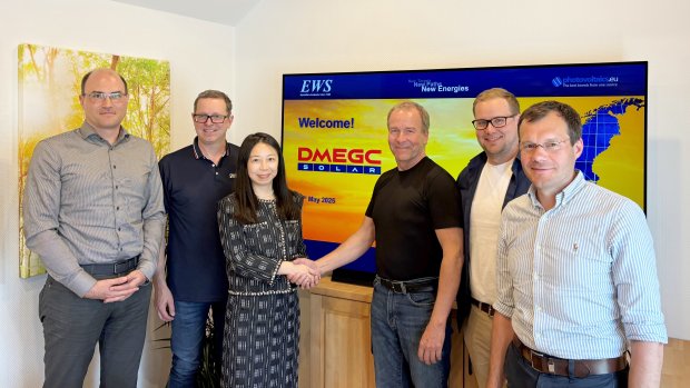 V. l. n. r.: EWS Vertriebs- und Marketingleiter Stefan Ebert, Head of Sales Central EU von DMEGC Solar Thilo Kinkel, CEO DMEGC Solar Europa Xu Qiao, EWS Firmengründer Kai Lippert, EWS Geschäftsführer Jan Paul Dahm, EWS Einkaufs- und Betriebsleiter Moritz Winner