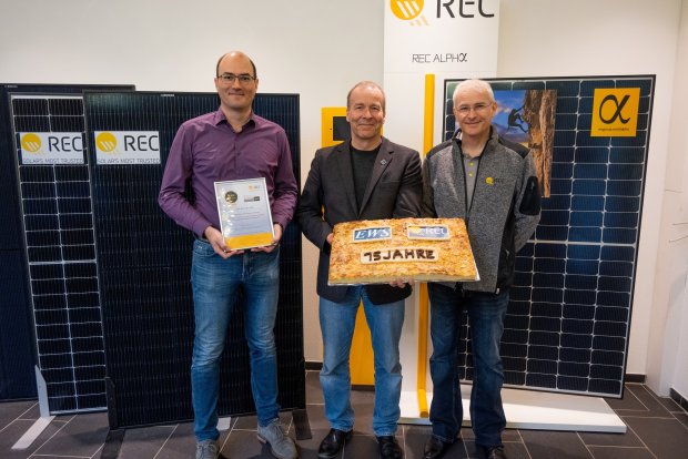 Een jubileumtaart: REC en EWS vieren 15 jaar samenwerking. Afgebeeld van links naar rechts: Stefan Ebert (EWS Sales en Marketing Manager), Kai Lippert (EWS Managing Director) en Uwe Jansen (Key Account Manager bij REC Group).